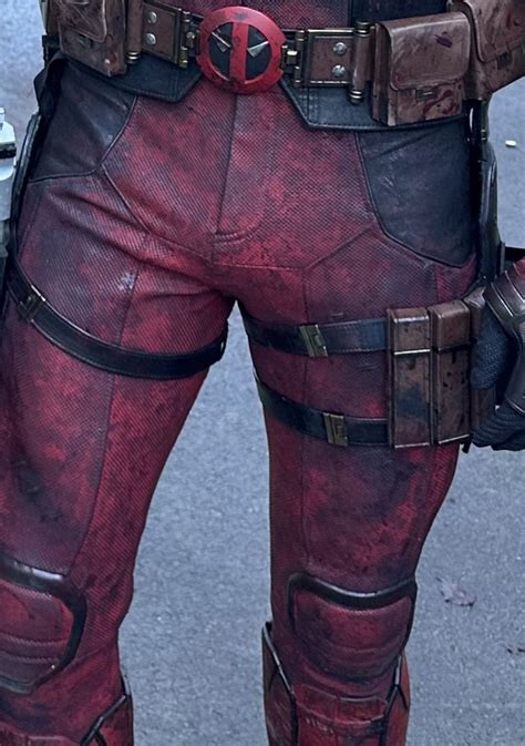 [Serious]How big is Ryan Reynolds penis in deadpool and which。